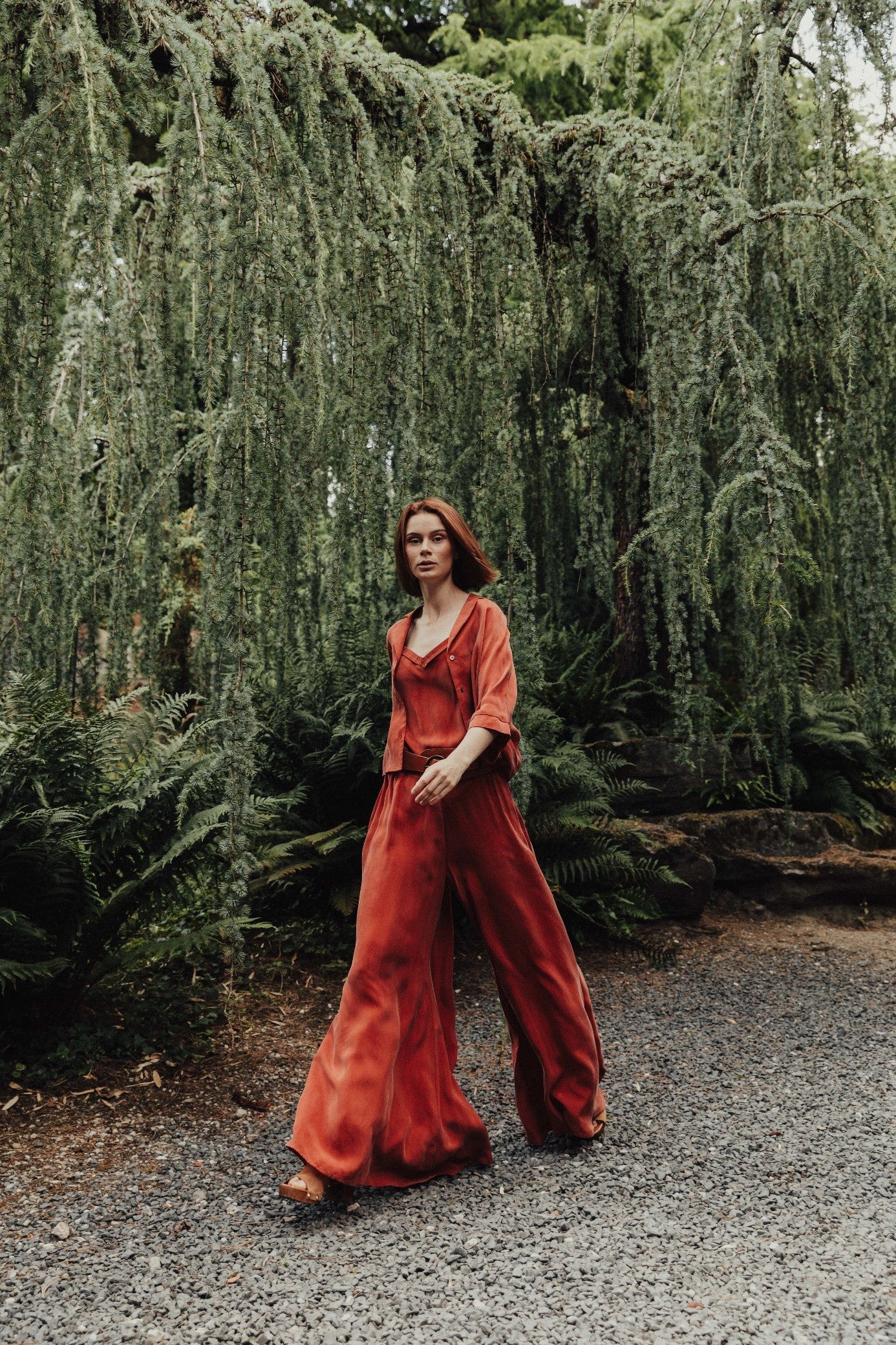 honnete-atelier-shenell-blouse-myrelle-broek-cupro-rood